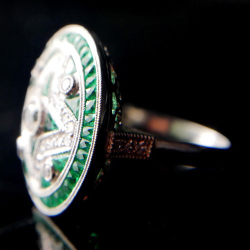 Null 大型复古风格铂金、祖母绿和钻石鸡尾酒戒指

已装箱。

(尺寸O/P)