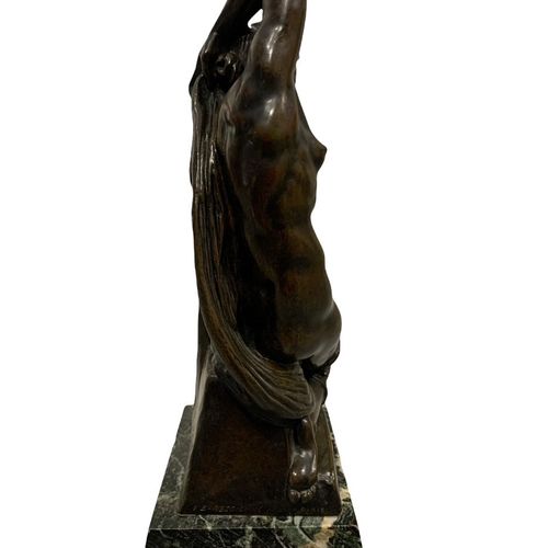 Null Joseph J. Emanuel (Descomps), Cormier, 法国, 1869 - 1950, 一件装饰艺术的青铜雕塑，一个坐着的带帷&hellip;