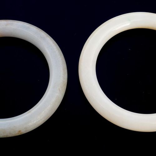 Null TWO CHINESE JADE BANGLES

Pale green and milky white (possible Ming period)&hellip;