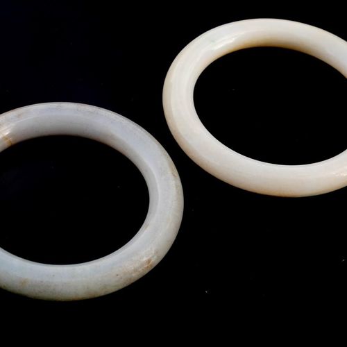 Null TWO CHINESE JADE BANGLES

Pale green and milky white (possible Ming period)&hellip;