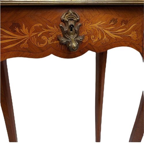 Null 由Jas Shoolbred & Co.零售的François Linke风格的19世纪法国路易十六设计的镶嵌式双肾形桌子

有一个装饰有花卉的圆形顶&hellip;