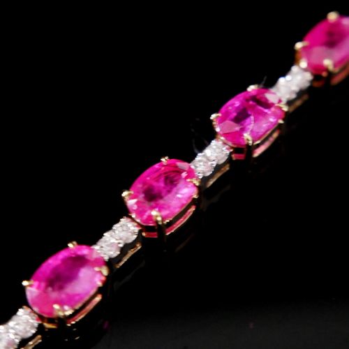 Null AN 18CT GOLD, OVAL CUT RUBY AND DIAMOND LINE BRACELET

Boxed.

(approx rubi&hellip;