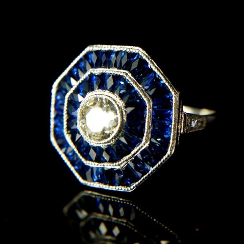 Null 铂金八角形切割蓝宝石和钻石戒指

中央有一颗老式切割钻石，周围有两个口径切割蓝宝石的光环。

(蓝宝石约2.95克拉，尺寸O)