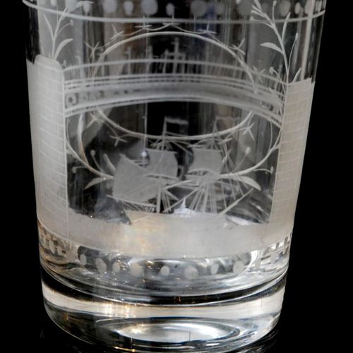 Null 19世纪早期桑德兰桥玻璃杯

雕刻和蚀刻了一艘大帆船在威尔河上的桑德兰桥下航行，背面是未雕刻的空板，磨光和抛光的孔。

(高9.9厘米)