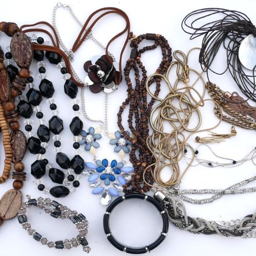 Null A SELECTION OF COSTUME JEWELLERY.