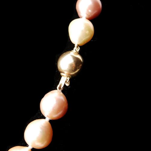 Null 一串白色、桃色、淡粉色和深粉色的淡水养殖珍珠。

用一个9ct金球扣扣住。