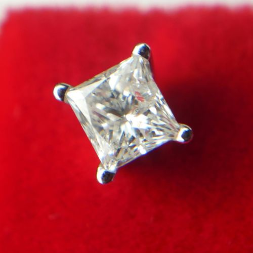 Null 一对14K白金和公主式切割钻石耳钉

螺丝背。

(钻石约1.00ct)