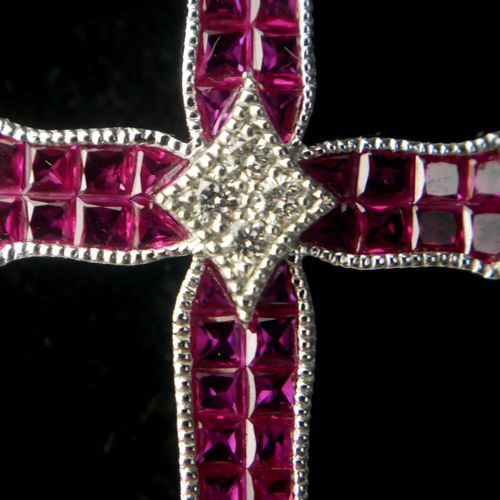 Null AN 18CT WHITE GOLD, DIAMOND AND RUBY CROSS

Boxed.

(approx rubies 3.33ct, &hellip;