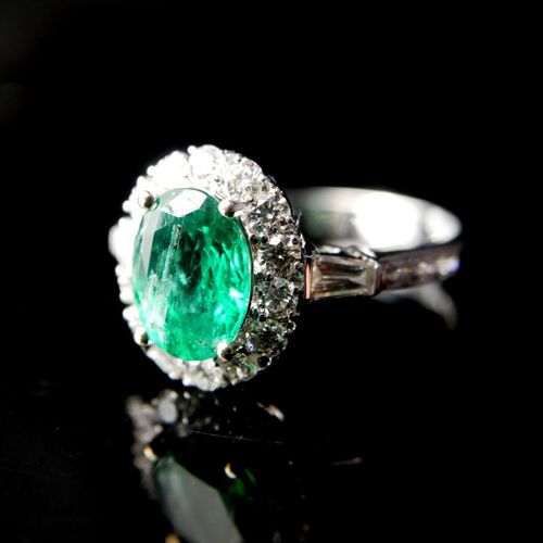 Null 一枚18K白金，祖母绿和钻石簇戒指

中央的祖母绿被圆钻包围，两侧是长方形切割和圆形切割的钻石肩部。

(约1.68克拉的祖母绿，0.091克拉的钻石&hellip;