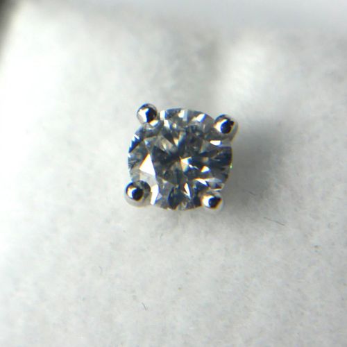 Null 一对18K白金和圆形明亮式切割单颗钻石耳钉

四爪镶嵌。