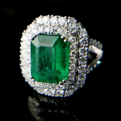 Null AN 18CT WHITE GOLD, EMERALD AND DIAMOND DOUBLE HALO RING. 

(Size K/L)