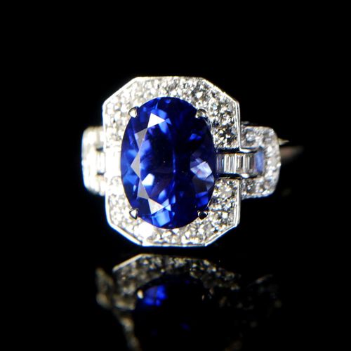 Null 
AN 18CT WHITE GOLD, AAA TANZANITE AND DIAMOND CLUSTER RING. 

(Tanzanite 3&hellip;