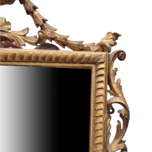 Null 一面18/19世纪北意大利雕花鎏金木镜

有一个火焰瓮和燕式踏板，玻璃板被树叶包围。

(高123厘米 x 77厘米)