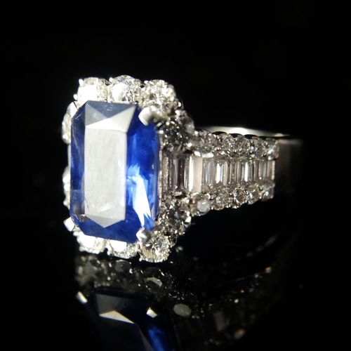 Null AN 18CT WHITE GOLD, STEP CUT SAPPHIRE AND DIAMOND CLUSTER RING. 

(approx s&hellip;