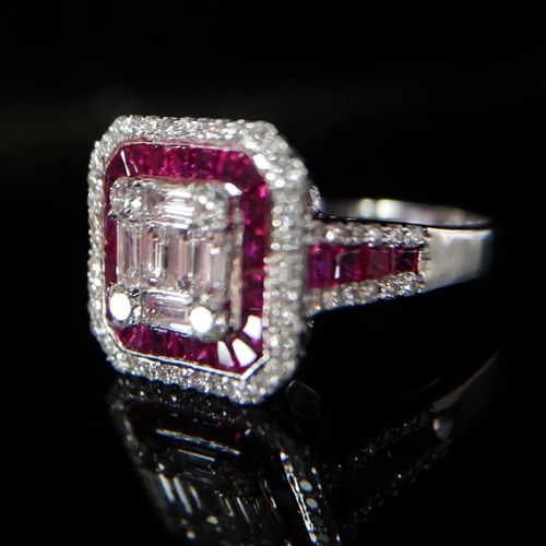Null 一枚18K白金红宝石和钻石戒指

镶嵌锥形长方形和公主式切割的红宝石以及长方形和圆形明亮式切割钻石。

(约2.10克拉红宝石，0.98克拉钻石，0.&hellip;