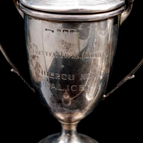 Null UNA COLECCIÓN DE CINCO OBJETOS DE PLATA 

Incluye un trofeo de plata de S. &hellip;