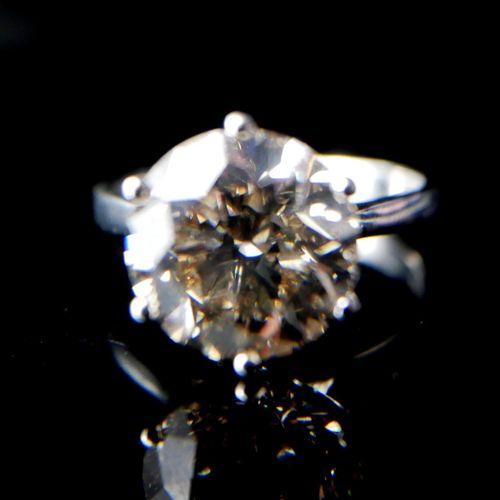 Null 18K白金和5.15克拉圆形明亮式切割钻石戒指

六爪镶嵌，配有WGI证书。

(钻石约5.15克拉，尺寸O)