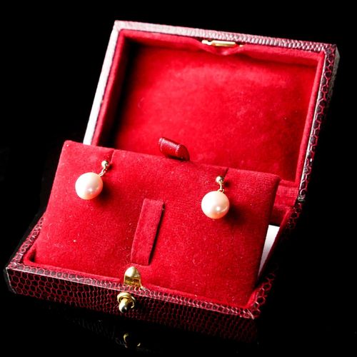 Null A PAIR OF 9CT GOLD AND PEARL SUSPENDED EARRINGS.