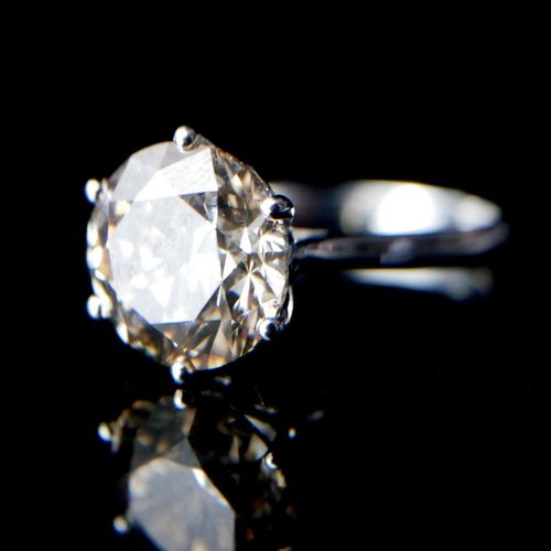 Null 18K白金和5.15克拉圆形明亮式切割钻石戒指

六爪镶嵌，配有WGI证书。

(钻石约5.15克拉，尺寸O)