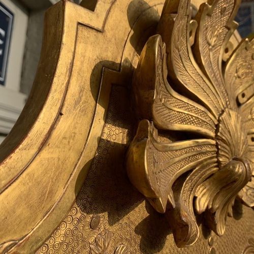 Null 约翰-贝尔奇尔的作品，活跃于1717年，死于1753年，一对大型且令人印象深刻的20世纪乔治一世设计的雕花金木镜

有滚动的天鹅颈踏板和中央的扇形贝壳&hellip;