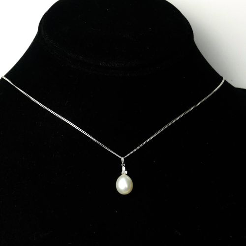 Null A 9CT WHITE GOLD PENDANT WITH A SUSPENDED WHITE CULTURED PEARL AND DIAMOND &hellip;