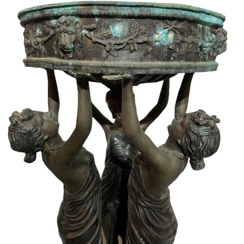 Null 一对装饰性的新古典主义设计的青铜花盆

圆形的碗上铸有狮子面具和藤蔓，由三个希腊少女高举着，放在平台底座上。

(43cm x 43cm x 75cm&hellip;