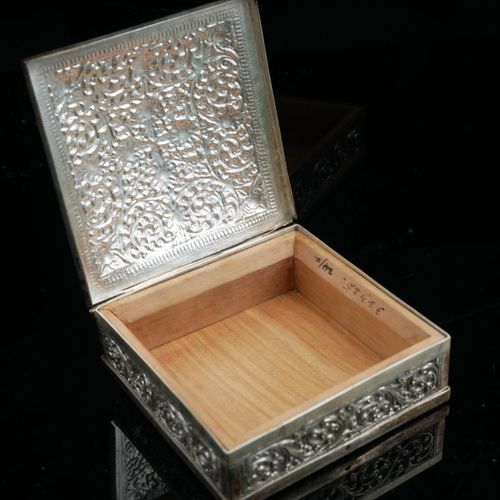 Null A SRI LANKAN CEYLON SILVER BOX

Decorated with chased scrolling foliage and&hellip;
