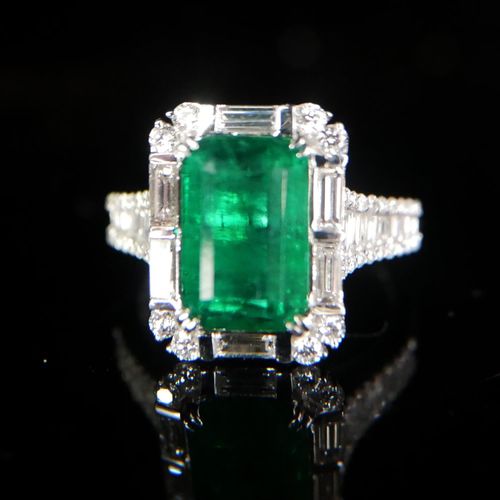 Null AN 18CT WHITE GOLD, EMERALD AND DIAMOND RING.

The emerald surrounded by ba&hellip;