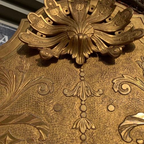 Null 约翰-贝尔奇尔的作品，活跃于1717年，死于1753年，一对大型且令人印象深刻的20世纪乔治一世设计的雕花金木镜

有滚动的天鹅颈踏板和中央的扇形贝壳&hellip;