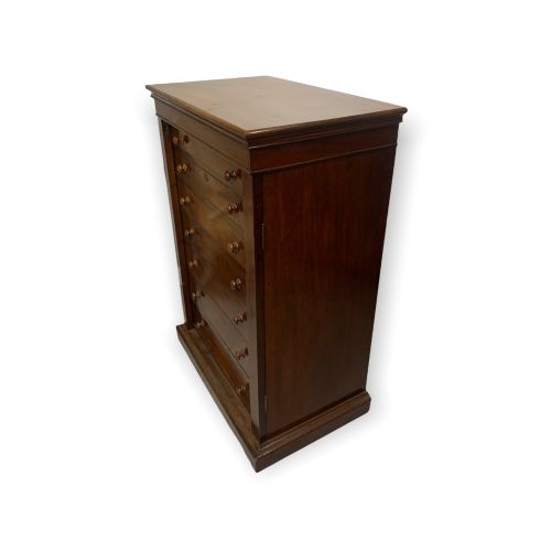 Null UNE COMMODE WELLINGTON SECRÈTE EN ACAJOU DE STYLE VICTORIEN

Les cinq tiroi&hellip;