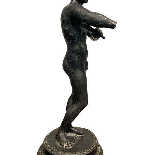 Null 仿照古董，莱西波斯的模型，19世纪阿普西米诺斯的大巡游青铜器

刮刀 "从他的身体上清除油，在一个圆形底座上。

高27.5厘米