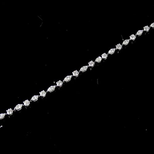 Null 一条18K白金钻石手链

交替镶嵌圆形明亮式切割和榄尖形切割钻石，已装箱。

(RBC 3.77ct, MQ 3.82ct, 钻石总数约7.59ct)