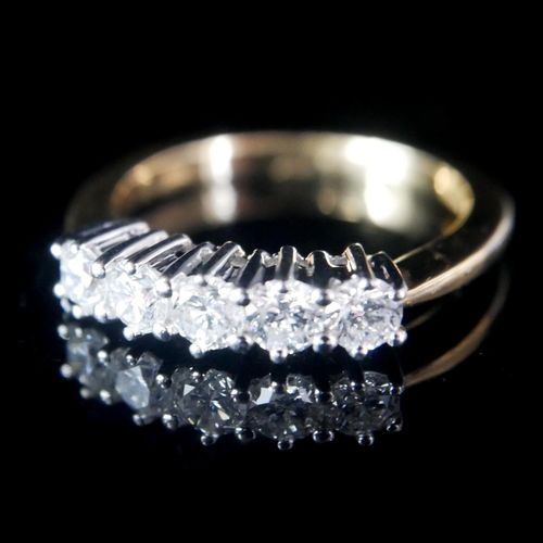 Null AN 18CT YELLOW AND WHITE GOLD FIVE STONE DIAMOND RING. 

(approx diamond 0.&hellip;