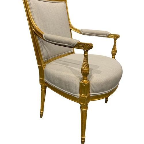 Null 一对乔治三世雕刻的鎏金木扶手椅

填充的扶手终止于一个扭曲的凹槽栏杆支撑，上面有一个弓形的前座，在渐变的凹槽腿上凸起。