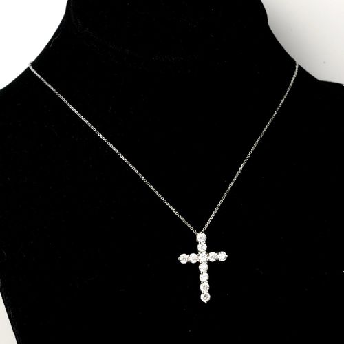 Null AN 18CT WHITE GOLD AND DIAMOND CROSS ON A SILVER CHAIN

Boxed.

(approx dia&hellip;