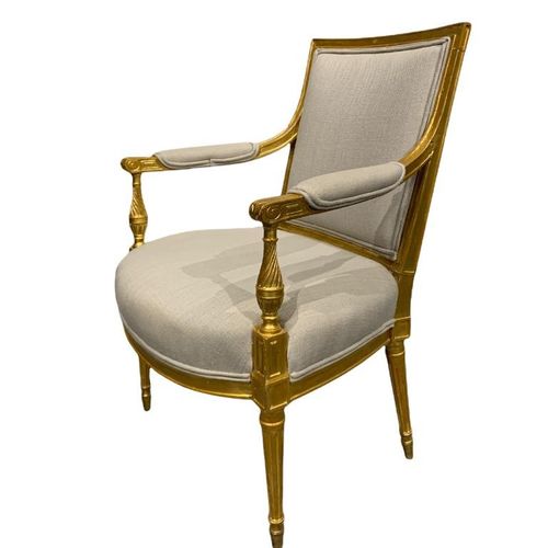 Null 一对乔治三世雕刻的鎏金木扶手椅

填充的扶手终止于一个扭曲的凹槽栏杆支撑，上面有一个弓形的前座，在渐变的凹槽腿上凸起。