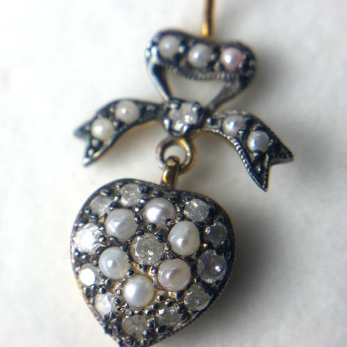 Null 一对心形吊坠耳环，顶部有蝴蝶结，镶嵌着钻石和籽珍珠。