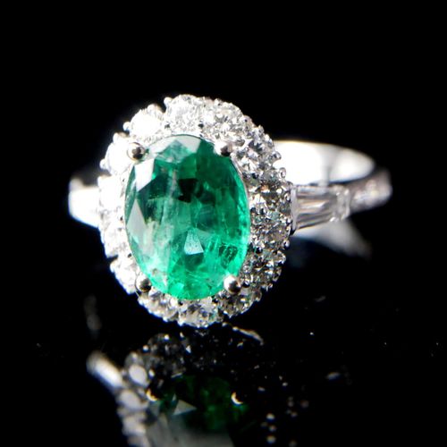Null 一枚18K白金，祖母绿和钻石簇戒指

中央的祖母绿被圆钻包围，两侧是长方形切割和圆形切割的钻石肩部。

(约1.68克拉的祖母绿，0.091克拉的钻石&hellip;