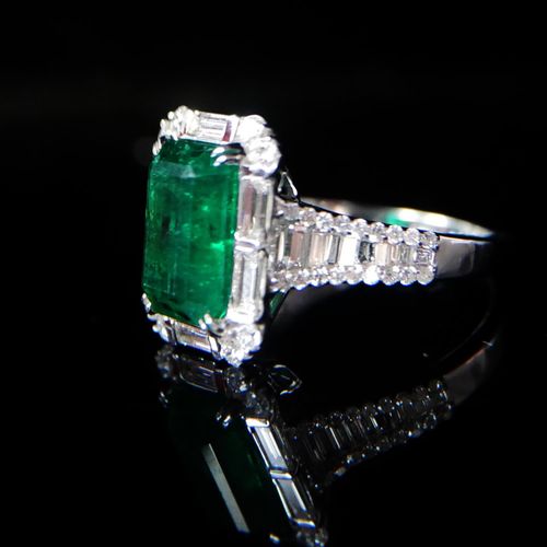 Null AN 18CT WHITE GOLD, EMERALD AND DIAMOND RING.

The emerald surrounded by ba&hellip;
