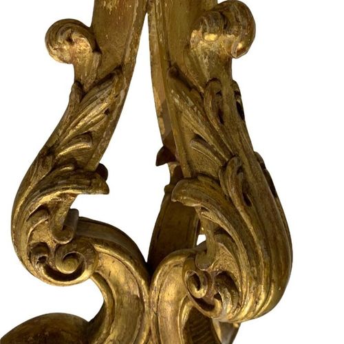Null 托马斯-奇彭代尔的风格，一对乔治三世和后来的雕花金木桌

圆形的桌面在三个带叶子装饰的滚动腿上升起，末端是滚动的脚。

(高63厘米 x 长48厘米 &hellip;