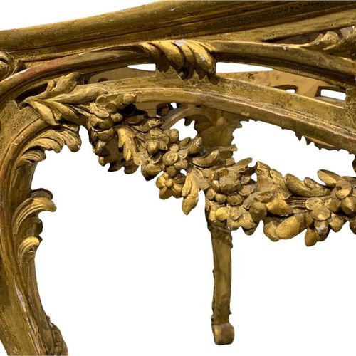 Null 弗朗索瓦-鲁米的作品，18世纪法国路易十五时期的鎏金木雕中心桌

后期蛇形镶嵌的桌面，上面有一个穿孔的罗盖尔雕刻的楣，上面有叶子和花头，中间有一个法国&hellip;