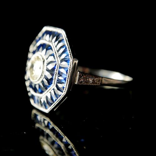 Null ANILLO DE PLATINO, ZAFIRO DE TALLA OCTOGONAL Y DIAMANTE

Engastado con un d&hellip;