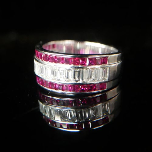 Null AN 18CT GOLD, RUBY AND DIAMOND HALF ETERNITY RING 

Having a row of baguett&hellip;