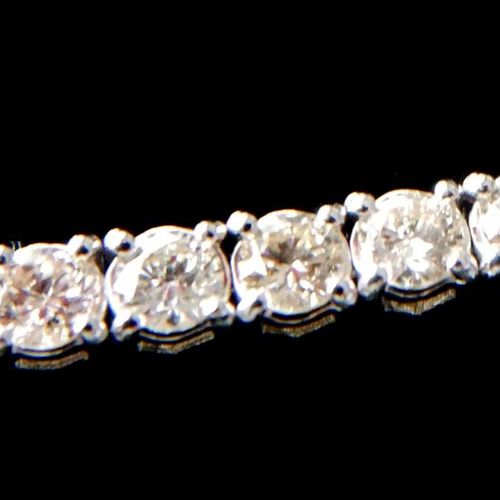 Null AN 18CT WHITE GOLD AND ROUND BRILLIANT CUT DIAMOND LINE BRACELET

Boxed.

(&hellip;