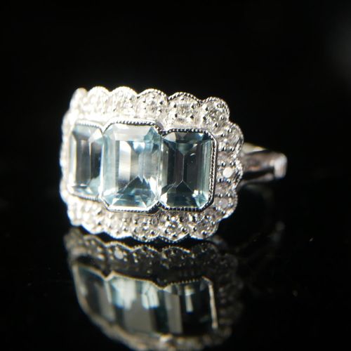 Null 一枚18K白金海蓝宝石钻石戒指

三颗海蓝宝石被钻石环绕。

(海蓝宝石约1.74克拉，钻石0.26克拉，尺寸为M/N)