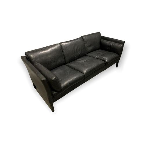 Null 20世纪丹麦黑色皮革三座沙发

竖立在方腿上。

(高67厘米 x 长78厘米 x 高198.5厘米)