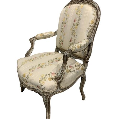 Null 一对19世纪法国木雕和彩绘开放扶手椅

形状的背部和滚动的手臂，上面有一个形状的门楣，凸起于雕刻有叶子和花头装饰的卡伯乐腿。

(高100厘米 x 长&hellip;