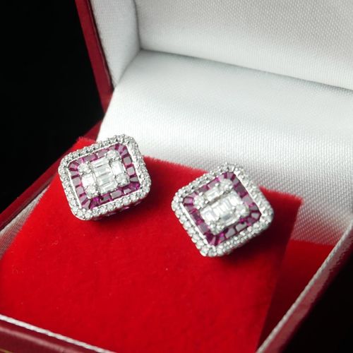 Null 一对18K白金，红宝石和钻石耳环。

已装箱。

(约钻石1.00ct，红宝石2.29ct，BG 0.46ct/RD 0.54ct)