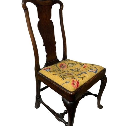 Null 一个18世纪乔治亚州的胡桃木边椅

椅背上有滚动的雕刻，座椅上有针状物，由卡布罗尔腿支撑，并由一个担架连接。