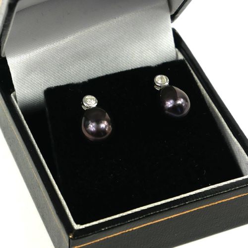 Null A PAIR OF 9CT WHITE GOLD, BLACK PEARL AND DIAMOND RUBOVER DROP EARRINGS. Bo&hellip;